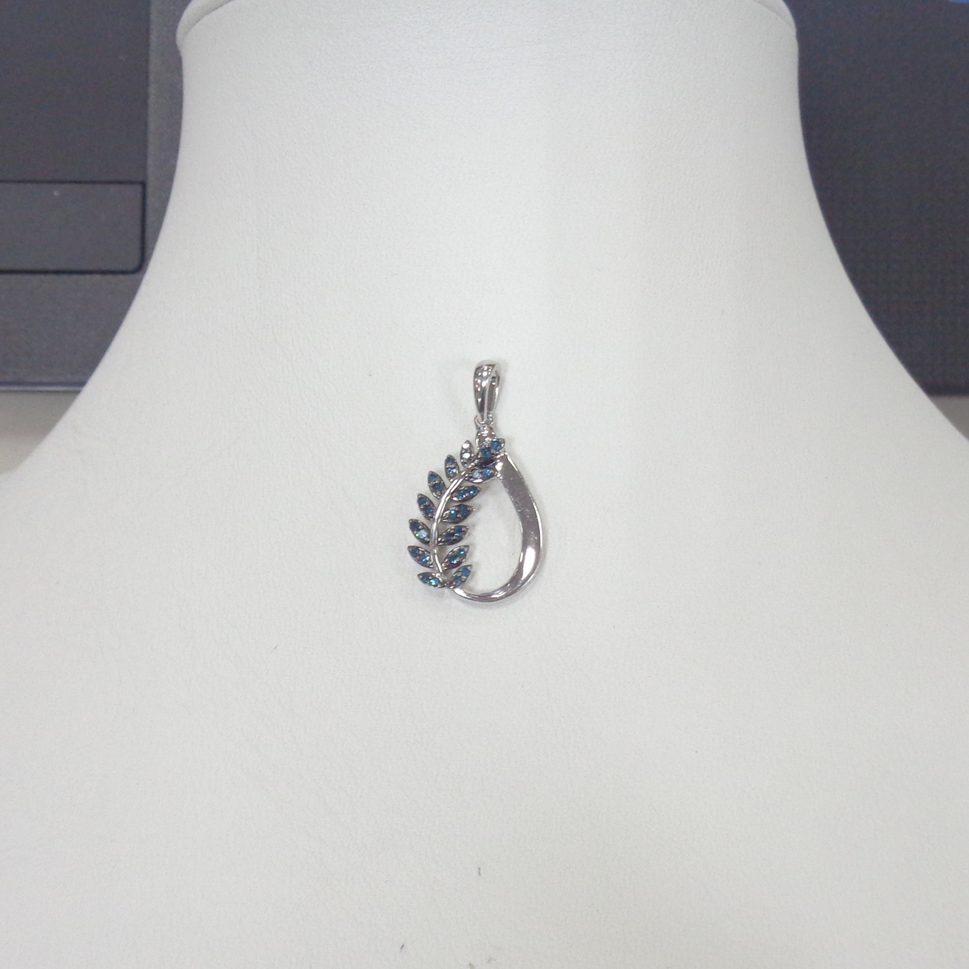 Серебряная подвеска с голубыми бриллиантами